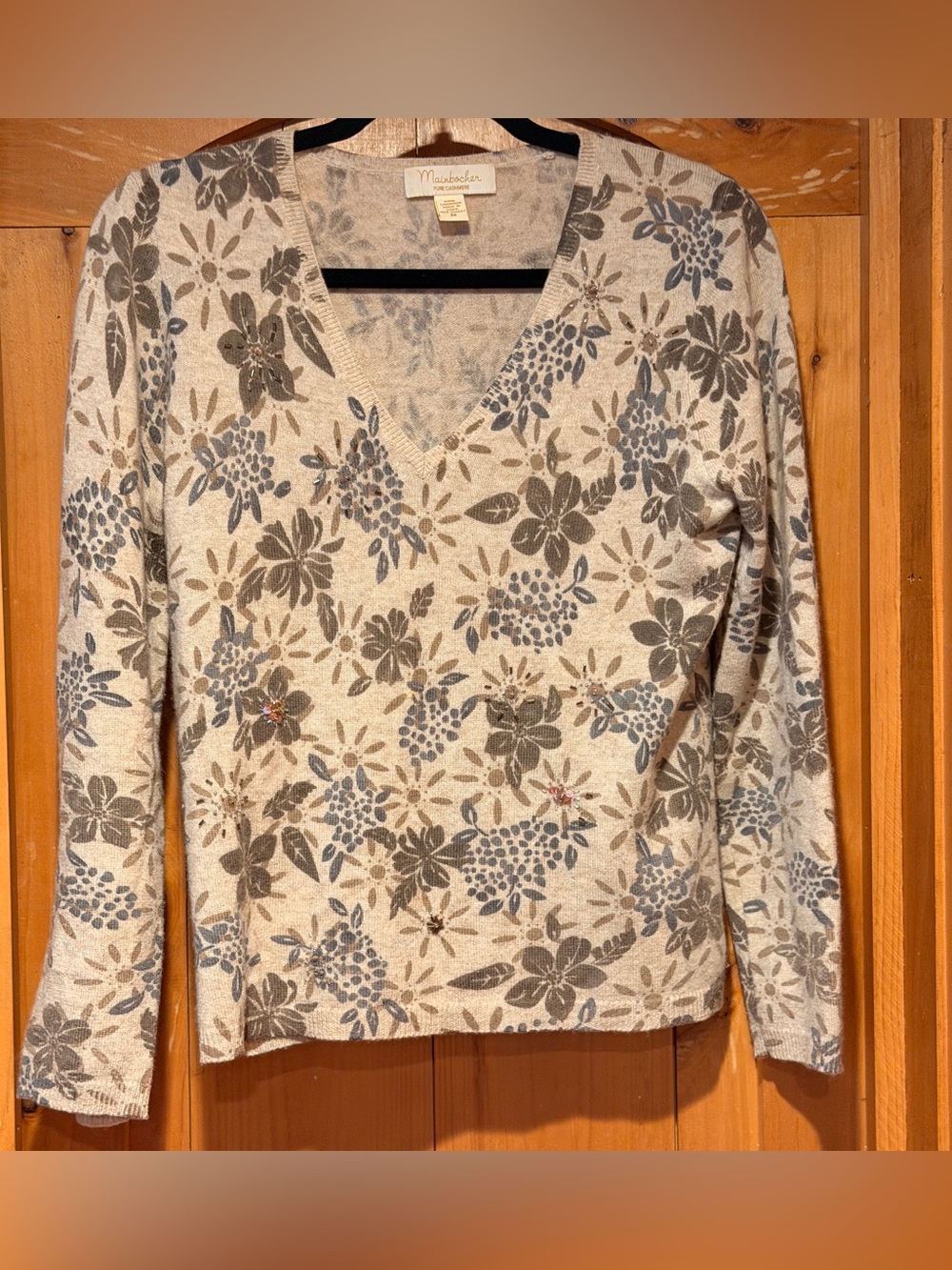 Mainbocher Cashmere Cream V-Neck Sweater with Gray Floral Print